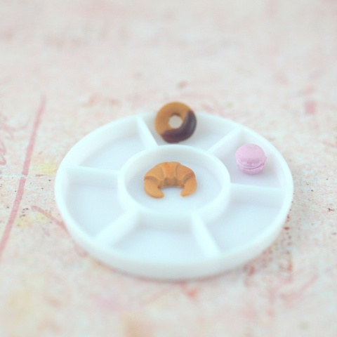 MINI BIAŁY TALERZYK PLASTIKOWY OKRĄGŁY Z PRZEGRÓDKAMI MINI BIAŁY TALERZYK PLASTIKOWY OKRĄGŁY Z PRZEGRÓDKAMI