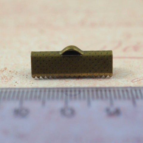 ZACISKI DO SZNURKÓW ,RZEMIENI STARE ZŁOTO 20x5 mm 2 szt. ZACISKI DO SZNURKÓW ,RZEMIENI STARE ZŁOTO 20x5 mm 2 szt.