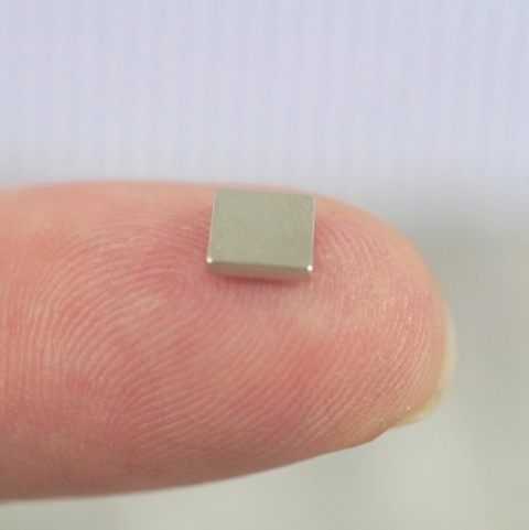 MAGNES NEODYMOWY DO OZDOBY NA LODÓWKĘ 5x5 mm 8 szt.