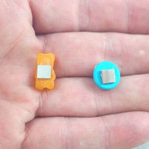 MAGNES NEODYMOWY DO OZDOBY NA LODÓWKĘ 5x5 mm 8 szt.