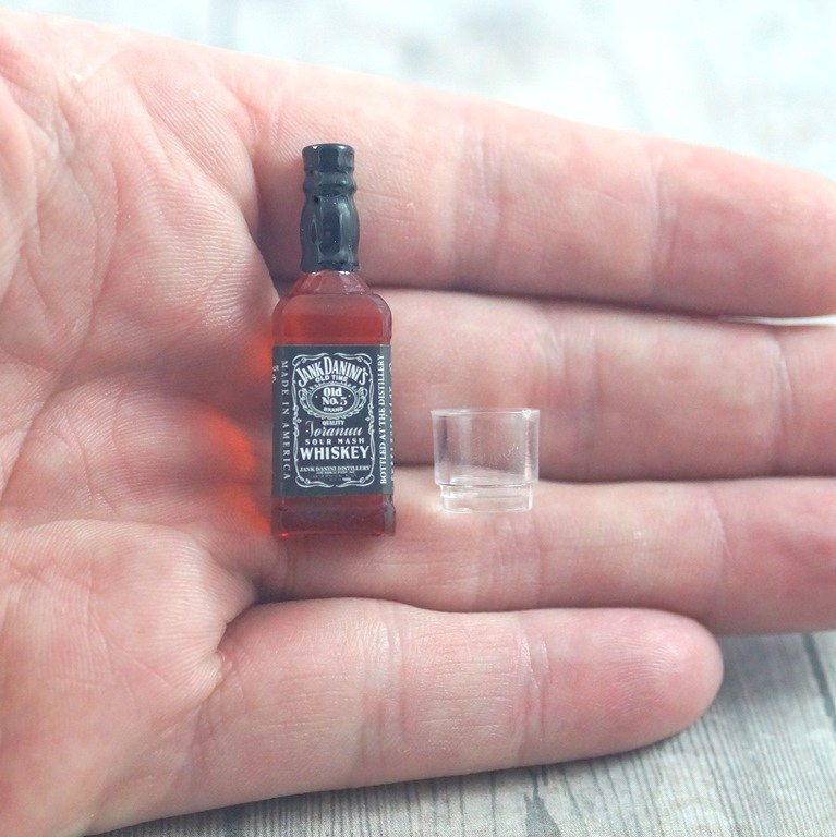 MINI BUTELKA WHISKY + SZKLANECZKA Z LODEM MINI BUTELKA WHISKY + SZKLANECZKA Z LODEM
