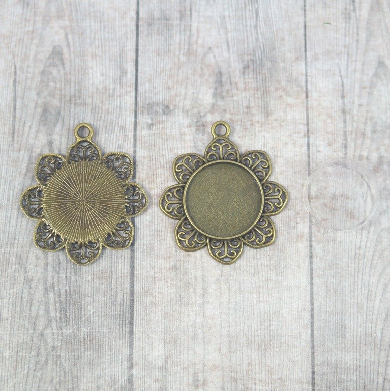 WISIOREK STARE ZŁOTO Z PÓŁKULĄ SZKLANĄ 25 mm WISIOREK STARE ZŁOTO Z PÓŁKULĄ SZKLANĄ 25 mm